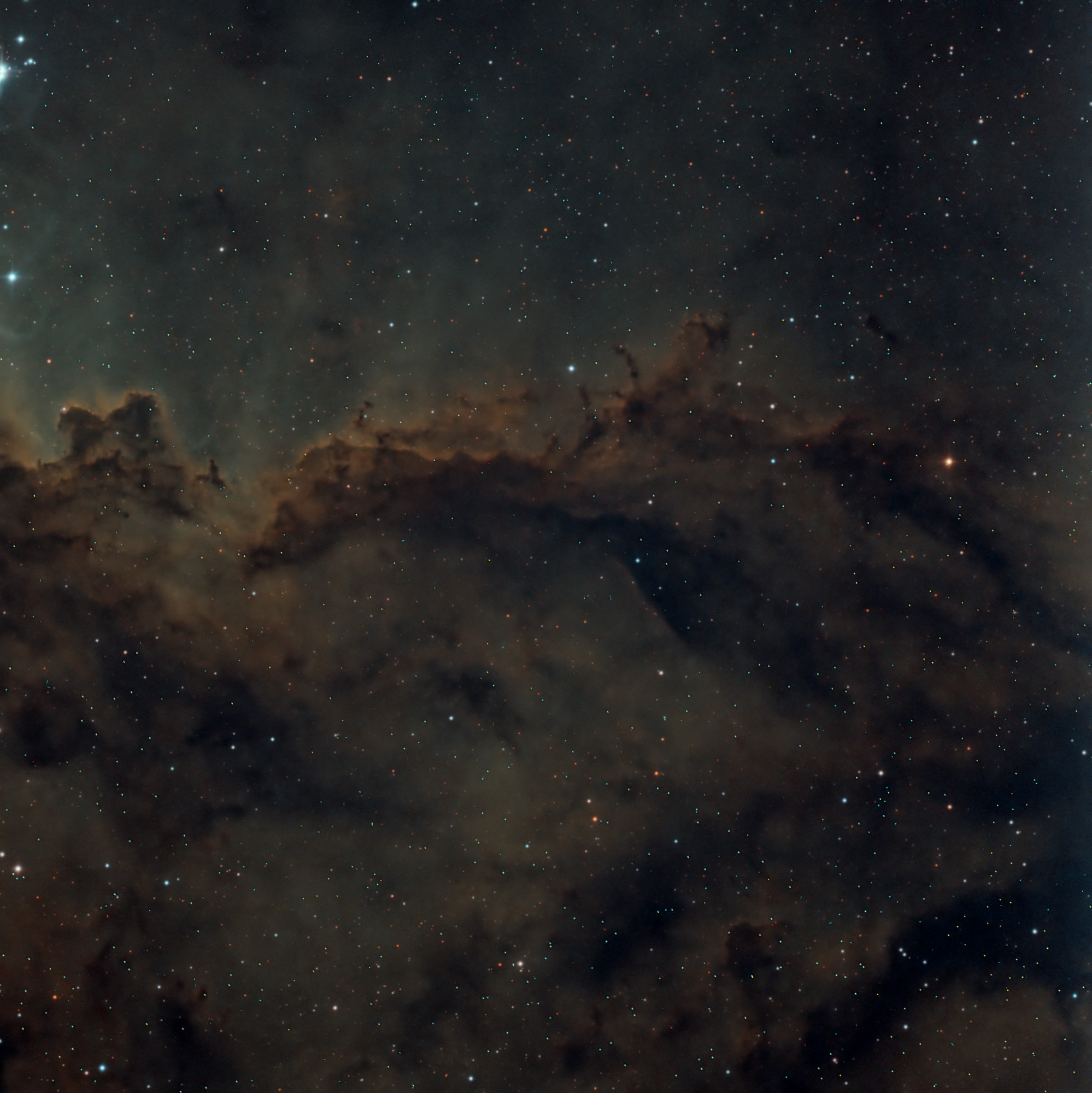 Dunkle Formen mit hellen Rändern, die sich ihren Weg durch die staubige NGC 6188 schwingen, sind Dutzende von Lichtjahren lang. Der Emissionsnebel befindet sich am Rand einer ansonsten dunklen großen Molekülwolke im südlichen Sternbild Ara, etwa 4.000 Lichtjahre entfernt.